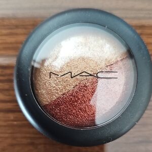 MAC Cosmetics Mineralize Eyeshadow Duo In "Heat Element"